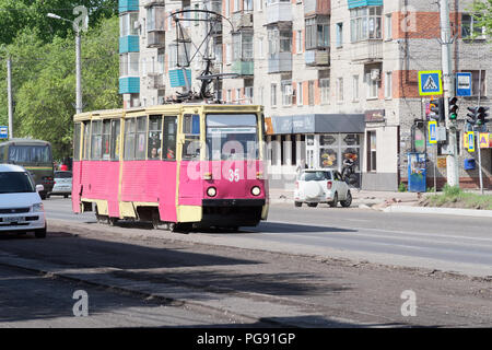 Komsomolsk-sur-l'amour, Russie - le 27 mai 2018 : Ancien Tramway rouge sur la rue 'Prospekt Lenina'. Ce tramway est encore dans l'aide officielle comme les transports publics. Banque D'Images