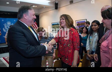 La secrétaire d'État des États-Unis, Mike Pompeo rencontre avec le personnel et les familles de l'ambassade américaine à Riyad, à Riyad, Arabie saoudite,, le 29 avril, 2018. Banque D'Images