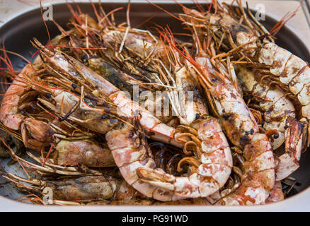 Royal grillé appétissant de crevettes. Seafood Grill sur la cuisinière, sur le marché de l'alimentation de rue Banque D'Images