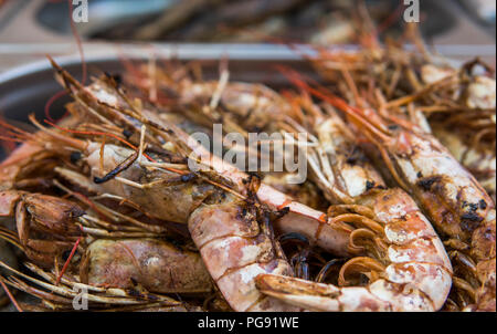 Royal grillé appétissant de crevettes. Seafood Grill sur la cuisinière, sur le marché de l'alimentation de rue Banque D'Images