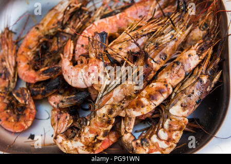 Royal grillé appétissant de crevettes. Seafood Grill sur la cuisinière, sur le marché de l'alimentation de rue Banque D'Images