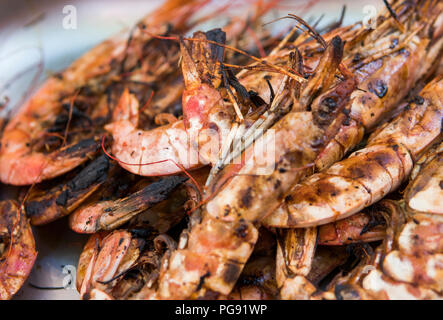 Royal grillé appétissant de crevettes. Seafood Grill sur la cuisinière, sur le marché de l'alimentation de rue Banque D'Images