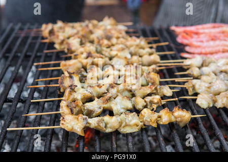 Rapan viande sur le gril. Délicieux barbecue festif. Maison de l'alimentation et concept. La cuisson des fruits de mer barbecue sur le feu Banque D'Images