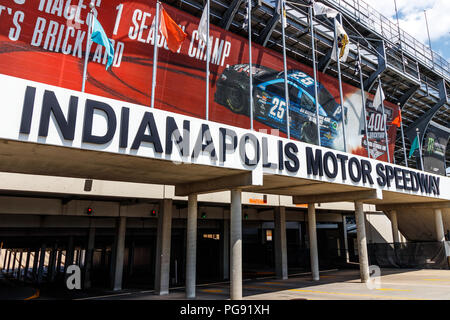 Indianapolis - Circa 2018 Août : Indianapolis Motor Speedway porte 2 Entrée. Les hôtes de l'IMS l'Indy 500 et Brickyard 400 Course automobile XIII Banque D'Images