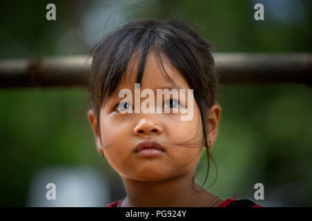 Le portrait d'une petite fille cambodgienne pensif (province de Kampong Speu, Cambodge, Asie). Banque D'Images