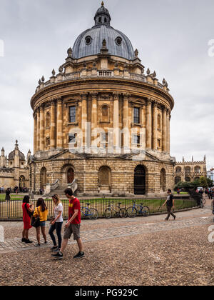 Oxford Radcliffe Camera - conçu par James Gibbs de tenir la Bibliothèque Scientifique Radcliffe circulaire la bibliothèque a ouvert en 1749. Connu sous le nom de Rad Cam. Banque D'Images