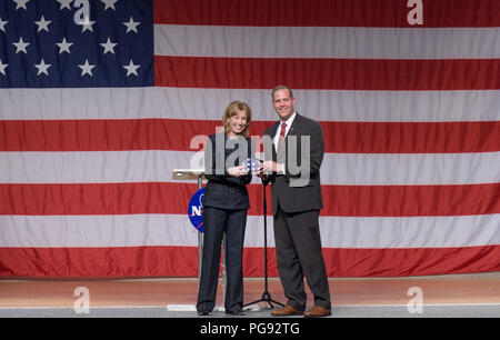 La défense de Boeing, l'espace et de la sécurité Président-directeur général Leanne Caret reçoit un drapeau américain à partir de l'administrateur de la NASA Jim Bridenstine au cours d'un événement de la NASA annonçant les astronautes affectées à l'équipage, le premier des essais en vol et les missions de la CST-100 et Boeing Starliner SpaceX Dragon de l'équipage, le Vendredi, Août 3, 2018 au Centre spatial Johnson de la NASA à Houston, Texas. Le drapeau est d'être transporté à la Station spatiale internationale à bord du vol d'essai de 15 et récupérer ultérieurement au cours de la première mission de le Starliner. Banque D'Images