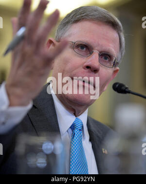 Le Dr Kelvin Droegemeier d'Oklahoma apparaît devant le comité sénatorial sur le commerce, les sciences et le transport comme le candidat d'être le directeur du Bureau de la politique scientifique et technologique Le jeudi, Août 23, 2018 dans l'immeuble de bureaux du Sénat Russell à Washington. Banque D'Images