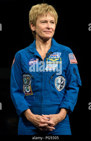 L'astronaute de la NASA Peggy Whitson est vu lors d'une entrevue, le vendredi 2 mars 2018 au Smithsonian's National Air and Space Museum de Washington. Whitson a passé 288 jours à bord de la Station spatiale internationale en tant que membre d'Expedition 50, 51, et 52, de mener quatre sorties extravéhiculaires et contribuant à des centaines d'expériences en biologie, biotechnologie, sciences physiques et en sciences de la terre pendant son séjour. Banque D'Images