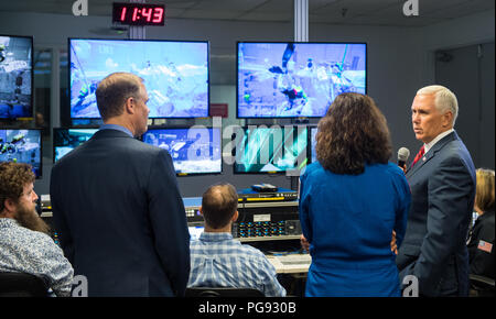L'administrateur de la NASA Jim Bridenstine et astronaute de la NASA Suni Williams regardent le Vice-président Mike Pence parle avec la NASA astronautes de l'équipage commercial Victor Glover et Nicole Mann dans le cadre d'une formation dans la piscine à la piscine au centre spatial Johnson de la NASA au cours d'une visite de l'installation, le jeudi, 23 août 2018 à Houston, Texas. Banque D'Images