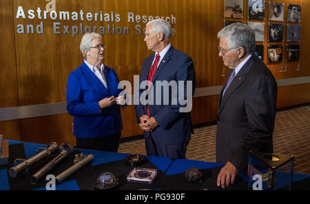 Directeur par intérim de la Direction générale des sciences et de l'intégration de l'exploration et l'expert scientifique en chef au Centre spatial Johnson de la NASA Dre Eileen Stansbery, gauche, est vu avec le Vice-président Mike Pence et l'astronaute d'Apollo 17 et géologue Dr Harrison Schmitt dans le laboratoire de conservation Astromatériaux au Centre spatial Johnson de la NASA, le jeudi, 23 août 2018 à Houston, Texas. Banque D'Images