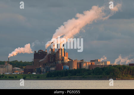 Northern Pulp Mill à Abercrombie point (Nouvelle-Écosse) le 19 juillet 2018. Cette usine était auparavant la propriété de Scott Paper lors de son ouverture en 1967. Banque D'Images