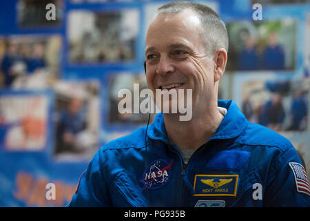 L'ingénieur de vol de l'expédition 55 Ricky Arnold de la NASA est vu en quarantaine, derrière une vitre, lors d'une conférence de presse, le mardi 20 mars 2018 à l'hôtel cosmonaute à Baïkonour, au Kazakhstan. Arnold, commandant de Soyouz Oleg Artemyev de Roskosmos, a appelé l'ingénieur de vol de la NASA Feustel sont prévues pour le lancement de la Station spatiale internationale à bord du vaisseau Soyouz MS-08 le Mercredi, Mars, 21. Banque D'Images