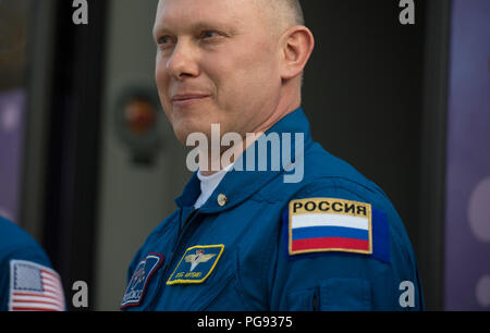 Expedition 55 commandant de Soyouz Oleg Artemyev de Roscosmos est vu comme il et collègues membres Ricky Arnold et a appelé l'Feustel partent de la NASA le cosmonaute de presse pour leur lancement Soyouz à la Station spatiale internationale, mercredi 21 mars, 2018 à Baïkonour, au Kazakhstan. Arnold, Artemyev, et Feustel lancée à bord du vaisseau Soyouz MS-08 à 1:44 h, heure de l'Est (11:44 h heure de Baïkonour) 21 mars pour commencer leur voyage vers la Station spatiale internationale. Banque D'Images