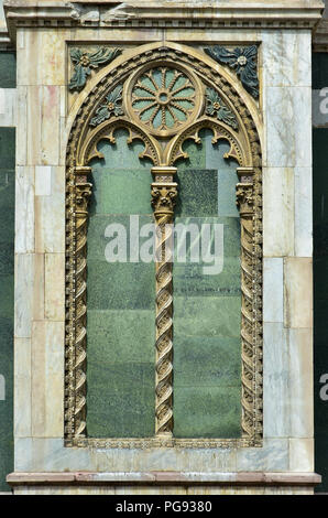 Détail de Sainte Marie de la fleur façade sud avec une fausse fenêtre gothique comme décoration Banque D'Images