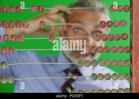 L'homme n'est pas mise au point par un concept financier Abacus Banque D'Images