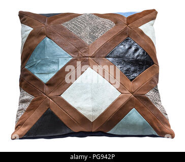Patchwork fait main cuir oreiller de jet isolé sur fond blanc Banque D'Images