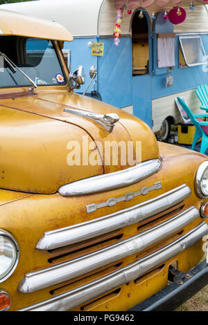 Dodge Pick up truck et lors d'une caravane vintage retro festival. UK Banque D'Images