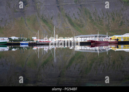 Reflets dans l'eau dans la ville d'Isafjordur dans les Fjords ouest de l'Islande. Banque D'Images