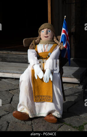 Poupée grandeur nature, vêtus de costumes traditionnels islandais, assis sur une chaise à l'extérieur d'un musée à l'Islande. Banque D'Images