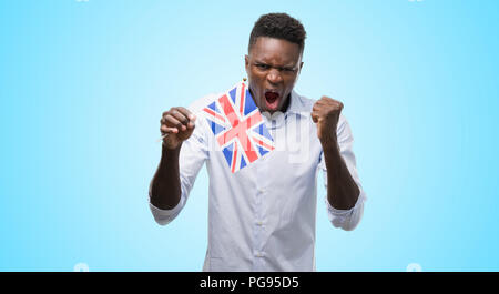 Young african american man United Kingdom flag contrarié et frustré de crier avec colère, fou et hurlant de main levée, la colère concept Banque D'Images
