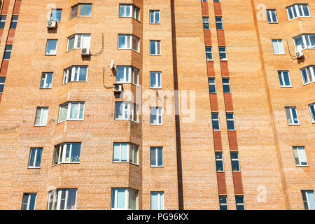Façade de brique urbain maison de plusieurs étages dans la ville de Moscou aux beaux jours d'été Banque D'Images