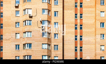 Vue panoramique de façade de brique Maison à étages dans la ville de Moscou aux beaux jours d'été Banque D'Images