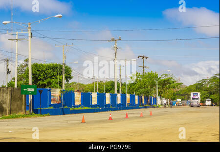 Penas Blancas, Nicaragua - 28 janvier 2018 : vue extérieure des personnes et des véhicules dans le processus frontalier du Costa Rica au Nicaragua en gorg Banque D'Images