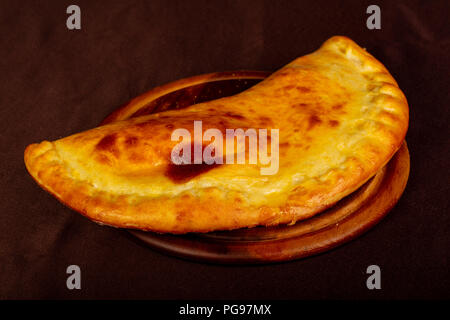 Cheburek frit avec de la viande dans l'assiette Banque D'Images