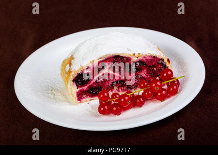 Strudel avec cerise framboise servi Banque D'Images