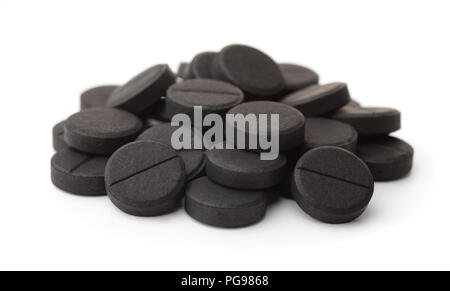 Pile de charbon activé pills isolated on white Banque D'Images