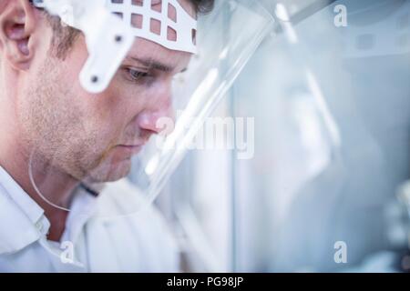 Technicien de laboratoire portant un masque facial. Banque D'Images