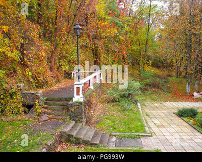 Automne feuillage jaune avec parc, des éléments architecturaux et des sentiers Banque D'Images