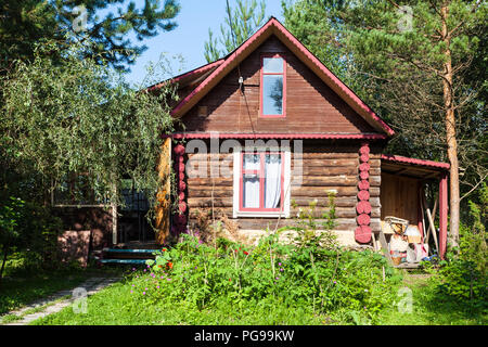 Vue avant du journal pays chambre le jour d'été ensoleillé dans la région de Tver en Russie Banque D'Images