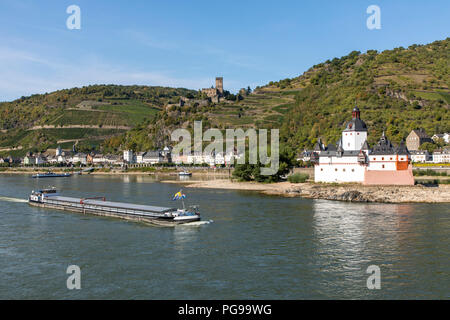 Château Gutenfels, Château Pfalzgrafenstein, droite, près de Kaub, Rheingau, au patrimoine mondial de l Vallée du Haut-Rhin moyen Banque D'Images