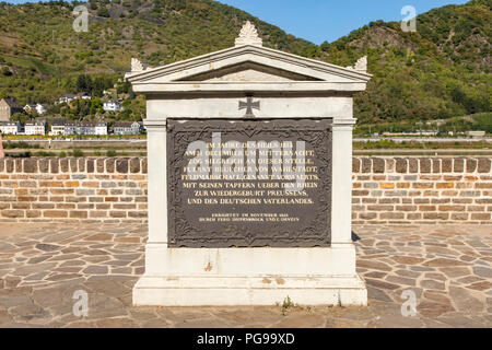 Plaque commémorative à la traversée du Rhin de Field Marshal BlŸcher en 1813, château, Château Pfalzgrafenstein Gutenfels, droite, près de Kaub, Rheingau, dans le Banque D'Images