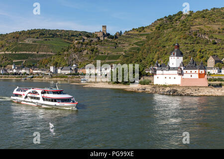 Château Gutenfels, Château Pfalzgrafenstein, droite, près de Kaub, Rheingau, au patrimoine mondial de l Vallée du Haut-Rhin moyen Banque D'Images