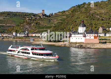 Château Gutenfels, Château Pfalzgrafenstein, droite, près de Kaub, Rheingau, au patrimoine mondial de l Vallée du Haut-Rhin moyen Banque D'Images