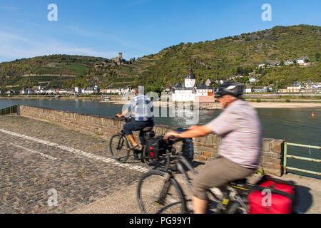 Château Gutenfels, Château Pfalzgrafenstein, droite, près de Kaub, Rheingau, au patrimoine mondial de l Vallée du Haut-Rhin moyen, piste cyclable de la vallée du Rhin Banque D'Images