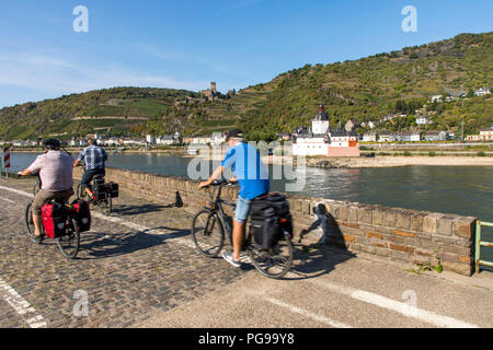 Château Gutenfels, Château Pfalzgrafenstein, droite, près de Kaub, Rheingau, au patrimoine mondial de l Vallée du Haut-Rhin moyen, piste cyclable de la vallée du Rhin Banque D'Images