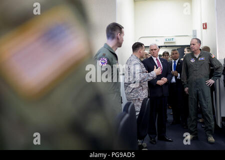 Vice-président Mike Pence participe à une visite guidée à pied de la conjointe U.S. Opérations Japonaises à Yokota Air Base, le jeudi 8 février 2018, à Tokyo, Japon. Vice-président du réseau PENCE Voyage en Asie Banque D'Images