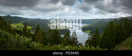 Sete Cidades Massif avec lac et village vue aérienne sous de gros nuages Banque D'Images