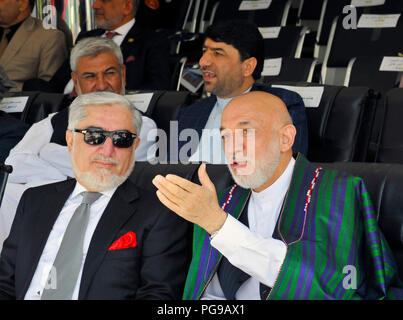 Kaboul, Afghanistan (19 août 2018) Abdullah Abdullah, chef de la direction de l'Afghanistan, Hamid Karzai, et ancien président de l'Afghanistan, la parole avant un jour de l'indépendance de l'Afghanistan le 19 août 2018, cérémonie, à Kaboul, en Afghanistan. (U.S. Air Force photo de Tech. Le Sgt. Sharida Jackson) Banque D'Images