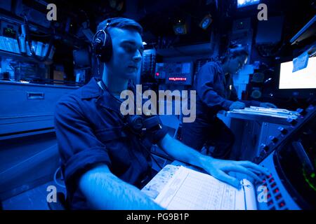 180719-N-GX781-0077 mer des Caraïbes (19 juillet 2018) Spécialiste des opérations Seaman Apprentice Chandler Anderson surface pistes contacts dans le centre d'information de combat de l'Island-Class Whidbey Landing Ship Dock USS Gunston Hall (LSD 44). Le navire est en déploiement des Mers du Sud, qui est un déploiement de collaboration annuel dans le U.S. Southern Command zone de responsabilité où un groupe se déployer pour effectuer une variété d'exercices et échanges multinationales d'accroître l'interopérabilité, d'accroître la stabilité régionale, et de construire et maintenir des relations régionales avec les pays e Banque D'Images