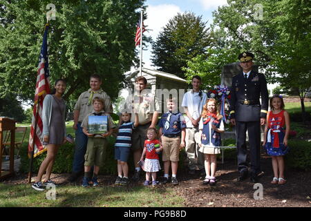 Le Brigadier-général Tony L. Wright, 88e Division de l'état de préparation général commandant adjoint tient à une photo avec les troupes de scouts 199 et 100, Cub Scout Pack 927 et 100 et du patrimoine américain pour les pays fournisseurs en1816 à la suite d'une cérémonie de dépôt de gerbes de fleurs pour le président Benjamin Harrison à Crown Hill Cemetery, à Indianapolis, le 18 août, pour commémorer le 185e anniversaire du président Hoosier. (Photo US Army par Catherine Carroll) Banque D'Images