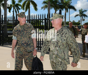 MIAMI -- U.S. Marine Corps général Joe Dunford, 19e Chef d'état-major interarmées, a visité le siège de U.S. Southern Command (SOUTHCOM) aujourd'hui à rencontrer son commander, U.S. Navy Adm. Kurt Tidd, et d'autres hauts dirigeants de la commande. Dunford et Tidd a rencontré en privé avant de prendre part à des réunions d'information portant sur les défis de sécurité d'intérêt pour les États-Unis et ses partenaires de la sécurité dans le continent américain. SOUTHCOM est l'une des six commandes unifiée centrée géographiquement avec la responsabilité des opérations militaires des États-Unis dans les Caraïbes, en Amérique centrale et en Amérique du Sud. (U.S. Sou Banque D'Images