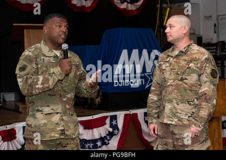 3rd Air Force est une force aérienne numérotée des forces aériennes des États-Unis en Europe responsable des opérations aériennes et spatiales dans sa zone de responsabilité. L’image d’archive enregistre un événement de reconnaissance impliquant le personnel du 449e Groupe expéditionnaire aérien au Camp Lemonnier, Djibouti, le 18 août 2018, lors d’une visite de hauts dirigeants soutenant les opérations de la Force opérationnelle interarmées combinée dans la Corne de l’Afrique. Banque D'Images