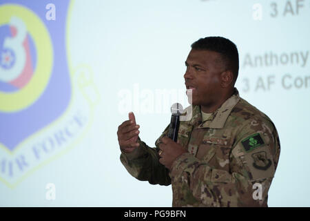 U.S. Air Force le général Richard Clark, Commandant, 3e armée de l'air, parle d'aviateurs du 449e groupe expéditionnaire aérienne sur Camp Lemonnier, Djibouti, le 18 août 2018. Clark et chef Master Sgt. Anthony Cruz Munoz, chef commande, 3e armée de l'air, ont participé à une séance de questions-réponses et de leadership partagé leurs perspectives avec le service déployé les membres. (U.S. Air National Guard photo par le Sgt. Sarah Mattison) Banque D'Images