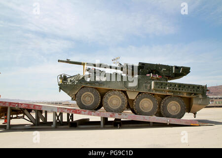 Véhicules Stryker Stryker de la 56e Brigade Combat Team, 28e Division d'infanterie, New Jersey Army National Guard sont chargés pour le transporter à la tête de ligne à Yermo, Californie, le 20 août. Les véhicules tactiques ont été utilisées au cours de la 56e rotation de formation SBCT au Centre National d'entraînement, Fort Irwin, en Californie et fera un voyage de cinq jours à Galena, Illinois avant de rejoindre leurs postes d'accueil. (U.S. La Garde nationale de l'Armée Photo par le Cpl. Hannah Baker/libérés) Banque D'Images