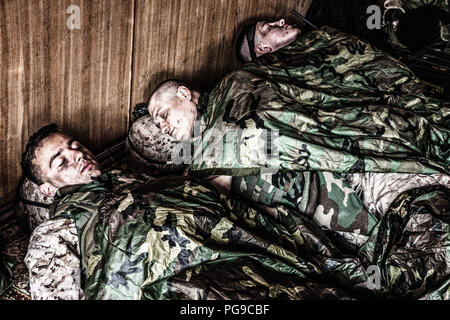 Les soldats fatigués de dormir sur sol à base temporaire Banque D'Images